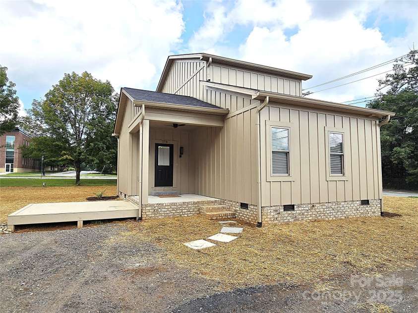 774 8th Street, Hickory, NC 28601.  MLS# CAR4279199, YatesRealty ID 29021. 