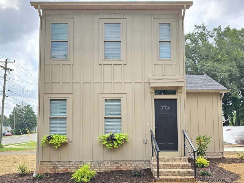 774 8th Street, Hickory, NC 28601.  MLS# CAR4279199, YatesRealty ID 29021. 