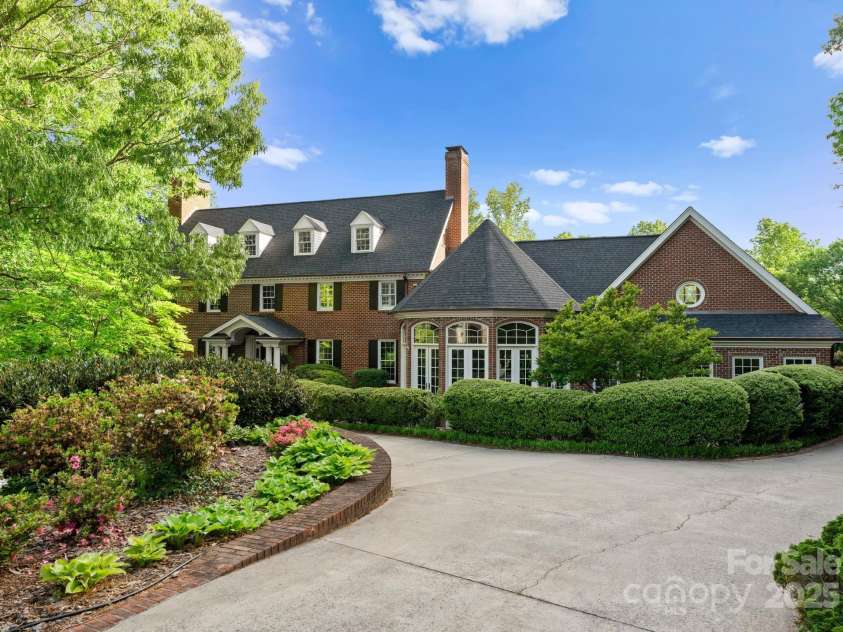 240 21st Avenue Drive, Hickory, NC 28601.  MLS# CAR4285194, YatesRealty ID 29024. 