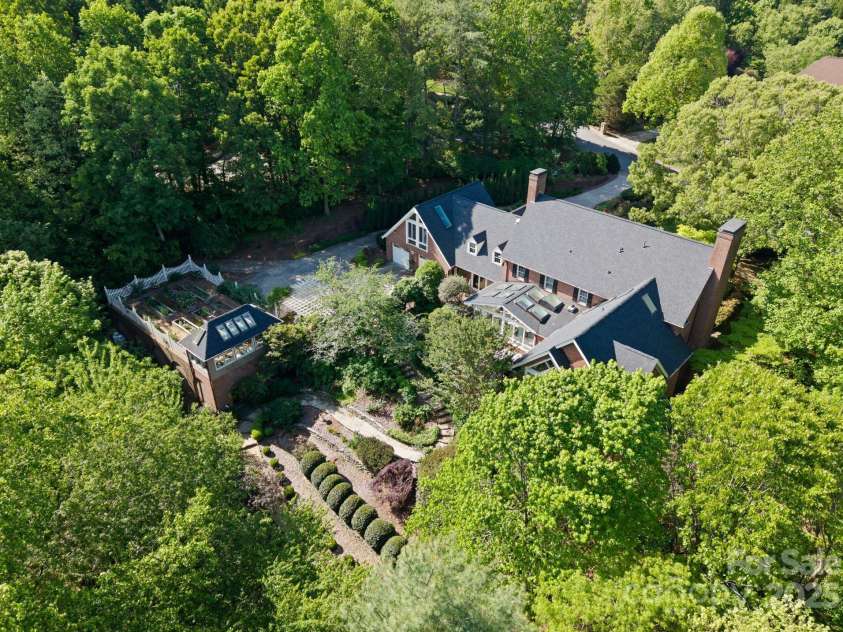 240 21st Avenue Drive, Hickory, NC 28601.  MLS# CAR4285194, YatesRealty ID 29024. 