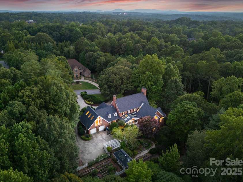 240 21st Avenue Drive, Hickory, NC 28601.  MLS# CAR4285194, YatesRealty ID 29024. 