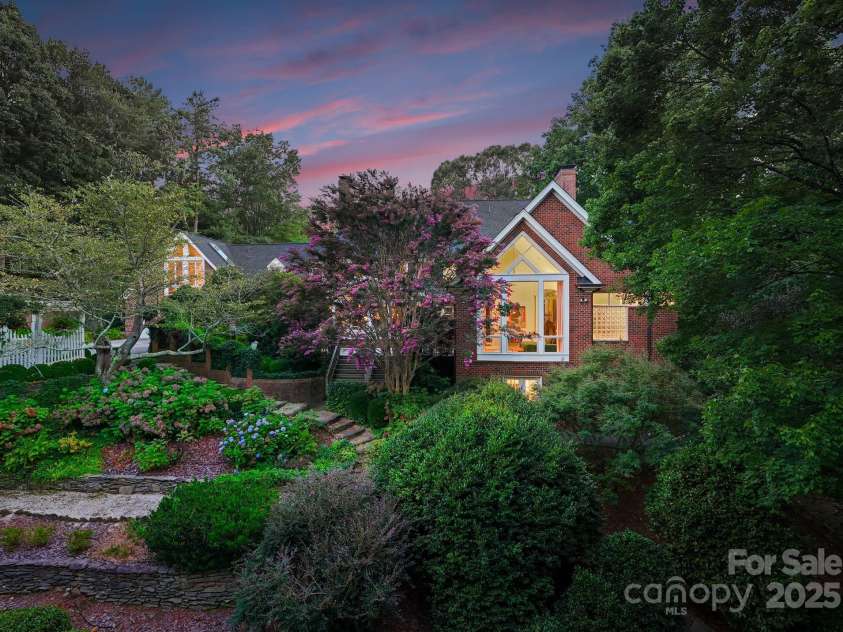 240 21st Avenue Drive, Hickory, NC 28601.  MLS# CAR4285194, YatesRealty ID 29024. 