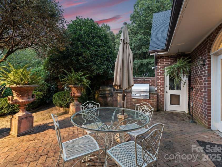 240 21st Avenue Drive, Hickory, NC 28601.  MLS# CAR4285194, YatesRealty ID 29024. 