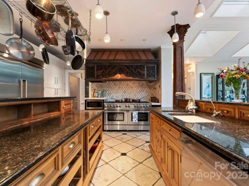 240 21st Avenue Drive, Hickory, NC 28601.  MLS# CAR4285194, YatesRealty ID 29024. 