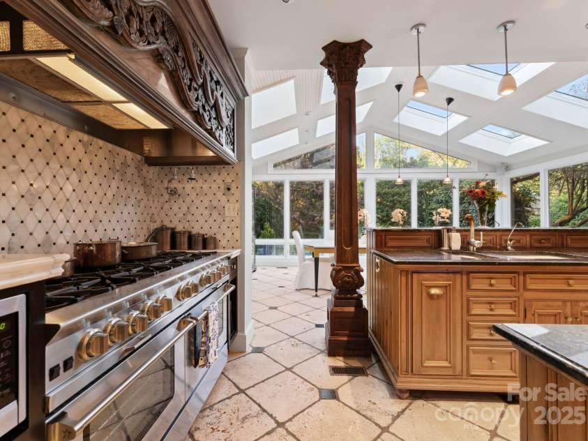 240 21st Avenue Drive, Hickory, NC 28601.  MLS# CAR4285194, YatesRealty ID 29024. 