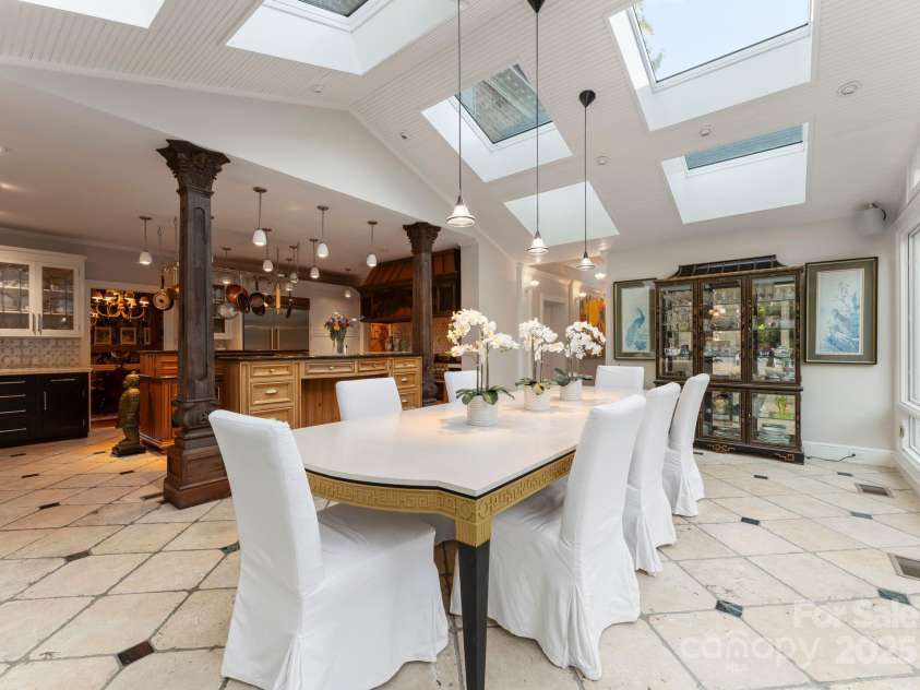 240 21st Avenue Drive, Hickory, NC 28601.  MLS# CAR4285194, YatesRealty ID 29024. 