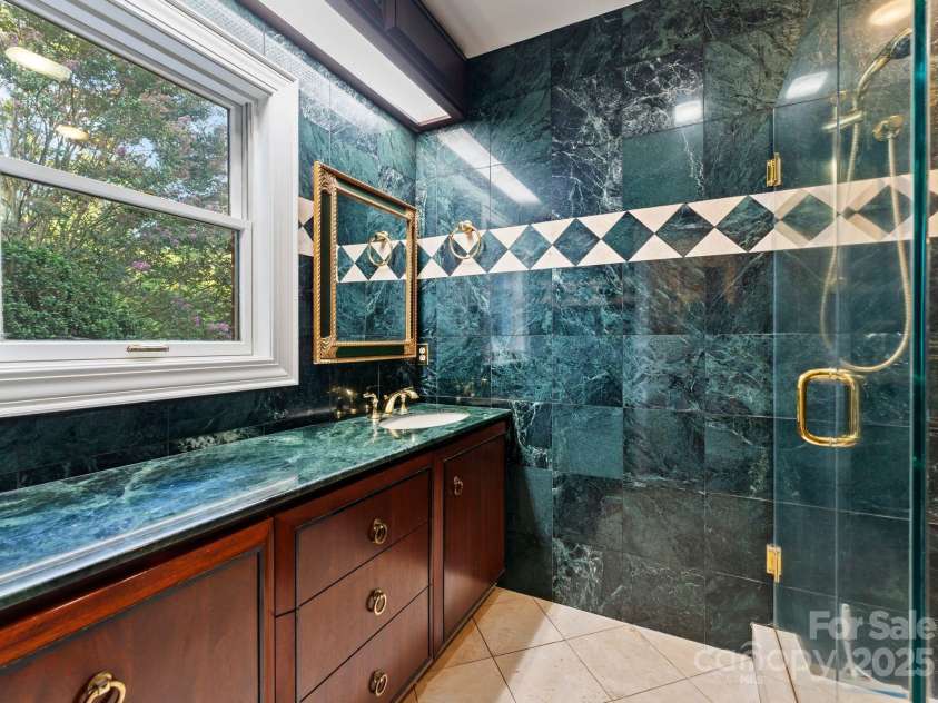 240 21st Avenue Drive, Hickory, NC 28601.  MLS# CAR4285194, YatesRealty ID 29024. Second bath in primary suite