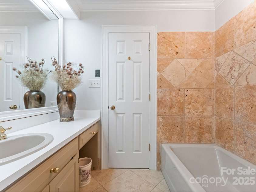 240 21st Avenue Drive, Hickory, NC 28601.  MLS# CAR4285194, YatesRealty ID 29024. Secondary bath