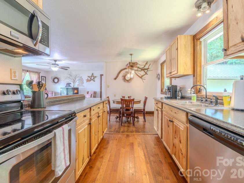 84 English Road, Spruce Pine, NC 28777.  MLS# CAR4390846, YatesRealty ID 29025. 