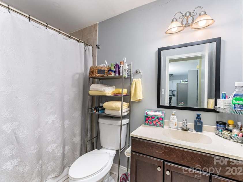 1914 Meadowlark Lane, Charlotte, NC 28210.  MLS# CAR4285929, YatesRealty ID 29026. Bathroom