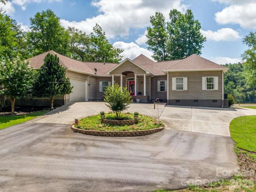 887 Living Waters Drive, Great Falls, SC 29055.  MLS# CAR4353717, YatesRealty ID 2903. 