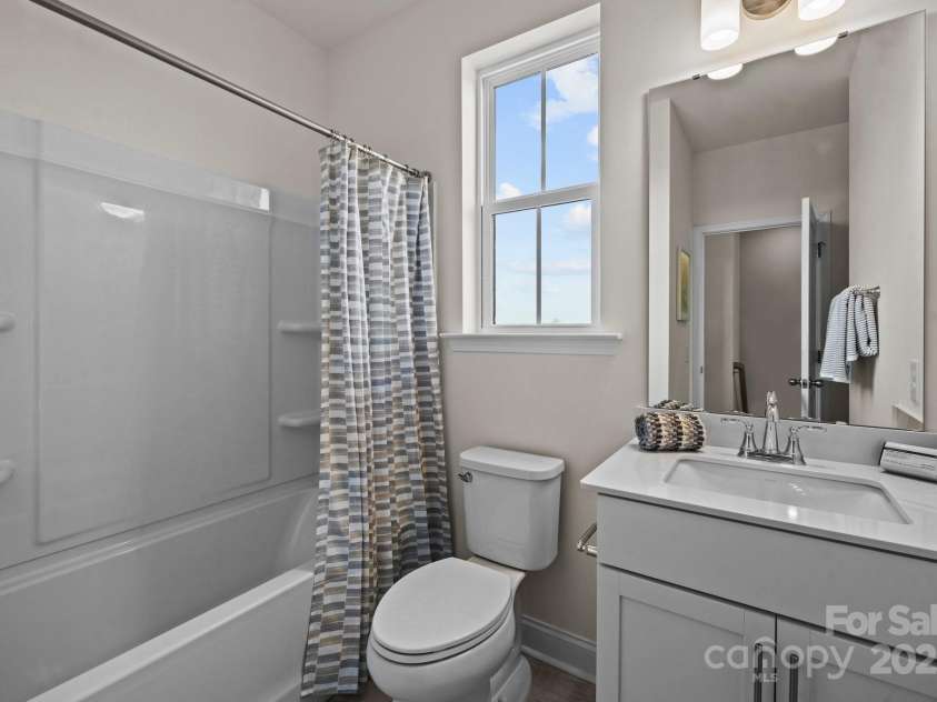 4100 Alexander View Drive, Charlotte, NC 28226.  MLS# CAR4246928, YatesRealty ID 29030. Guest bath