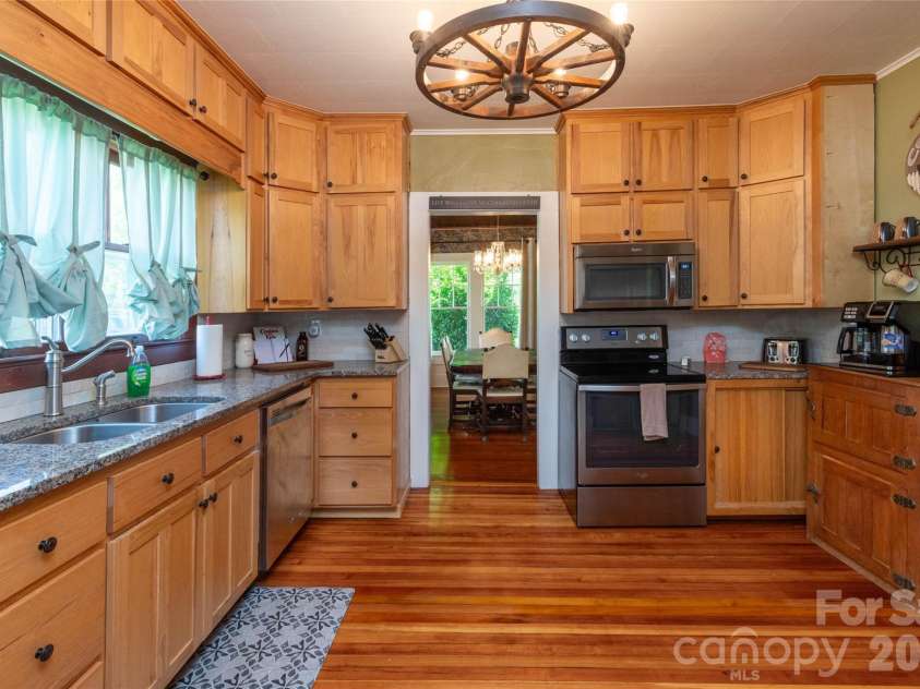 800 Main Street, Bryson City, NC 28713.  MLS# CAR4391762, YatesRealty ID 29031. 