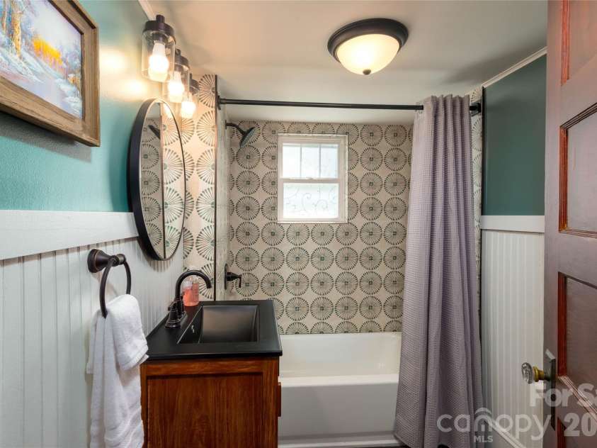 800 Main Street, Bryson City, NC 28713.  MLS# CAR4391762, YatesRealty ID 29031. 