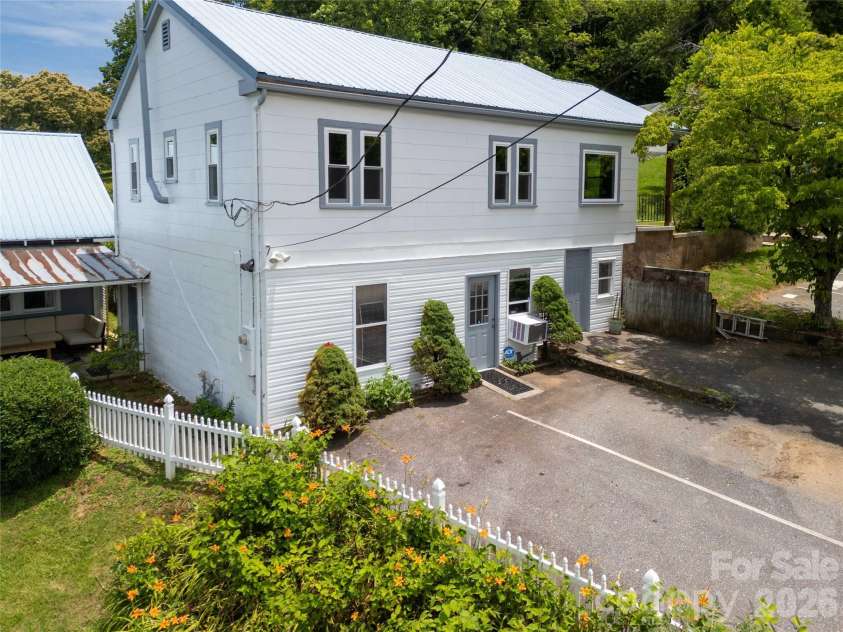 800 Main Street, Bryson City, NC 28713.  MLS# CAR4391762, YatesRealty ID 29031. 
