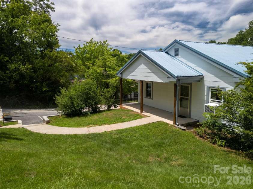 800 Main Street, Bryson City, NC 28713.  MLS# CAR4391762, YatesRealty ID 29031. 