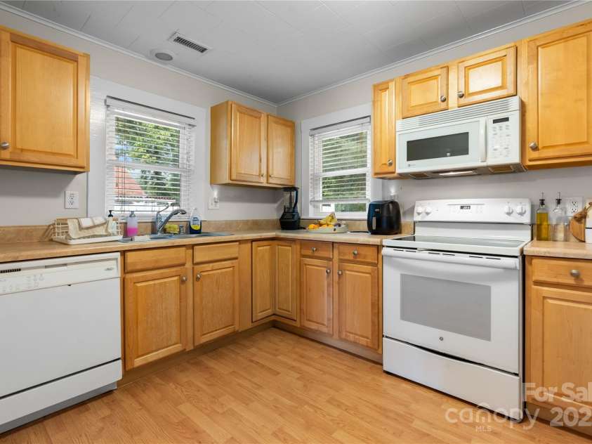 114 Virginia Street, Lenoir, NC 28645.  MLS# CAR4286715, YatesRealty ID 29034. 