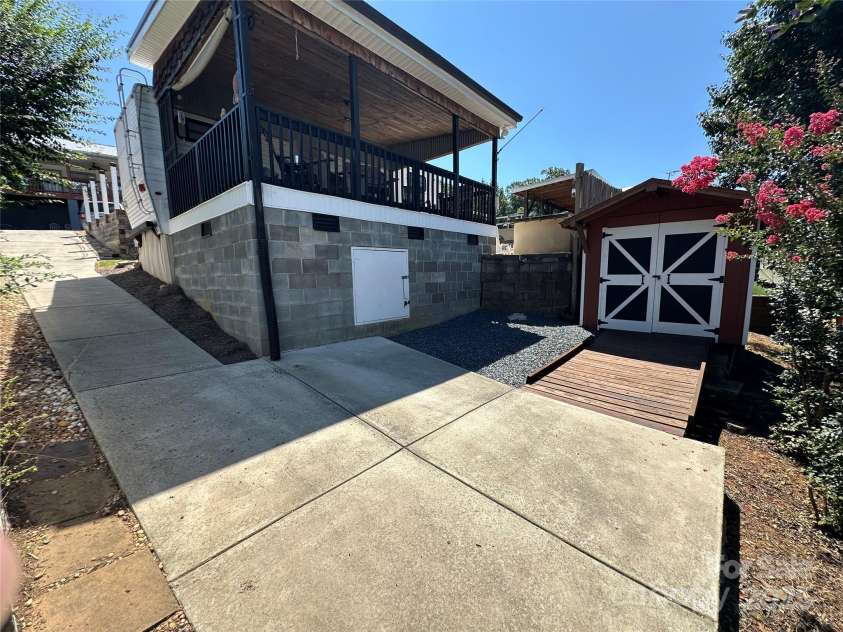 104 Robin Lane, New London, NC 28127.  MLS# CAR4284613, YatesRealty ID 29037. 