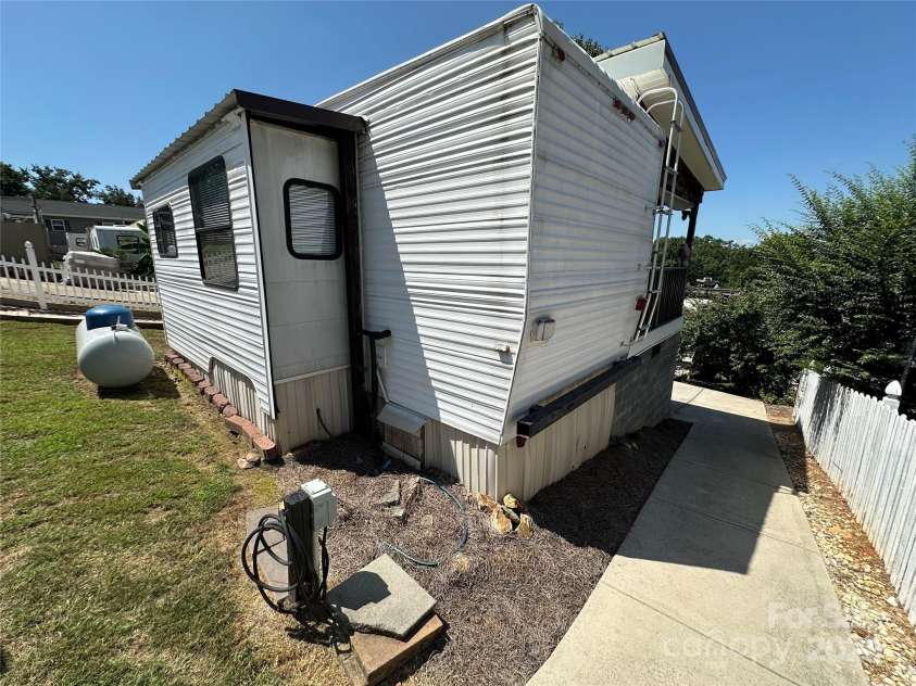 104 Robin Lane, New London, NC 28127.  MLS# CAR4284613, YatesRealty ID 29037. 