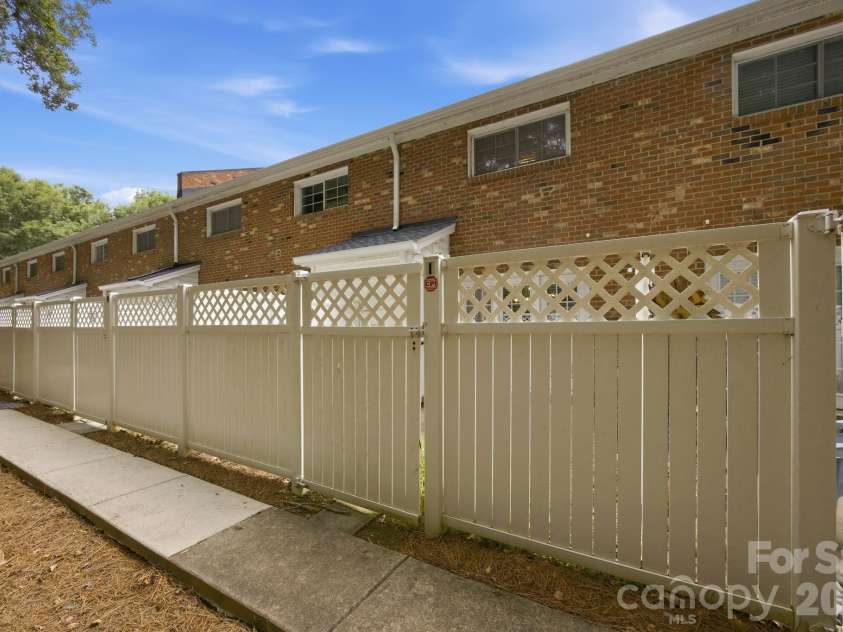 1215 Green Oaks Lane, Charlotte, NC 28205.  MLS# CAR4387750, YatesRealty ID 29037. 