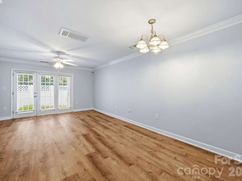 1215 Green Oaks Lane, Charlotte, NC 28205.  MLS# CAR4387750, YatesRealty ID 29037. Dining area