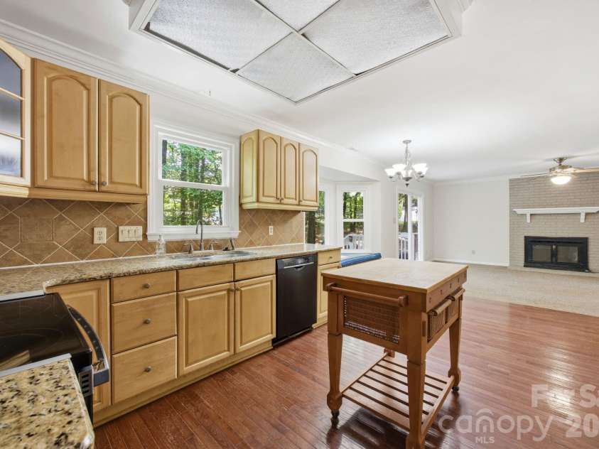 2011 Windlock Drive, Charlotte, NC 28270.  MLS# CAR4362953, YatesRealty ID 29038. Kitchen with granite and tiled backsplash2011 Windlock DrCharlotte, NC 28270