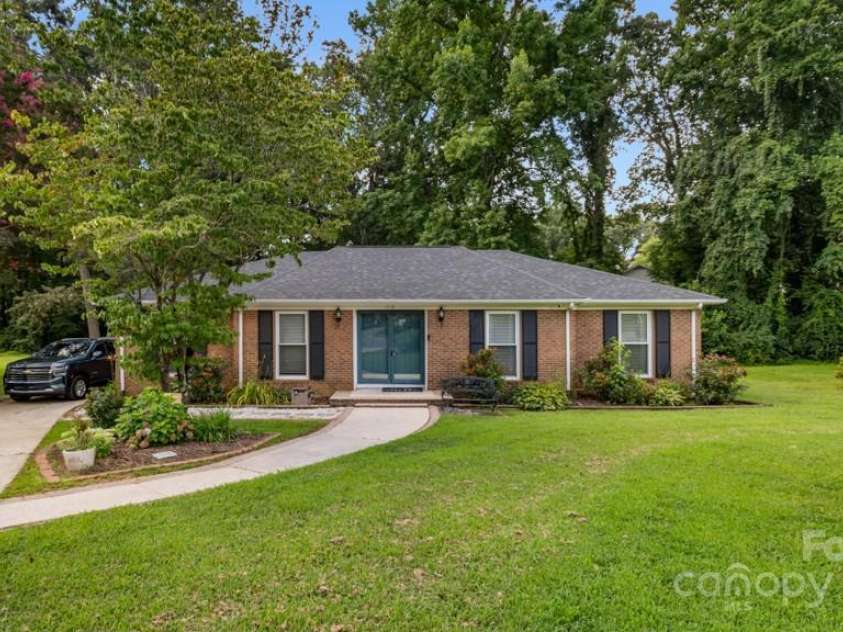1718 Candlewood Court, High Point, NC 27265.  MLS# CAR4285098, YatesRealty ID 29039. 