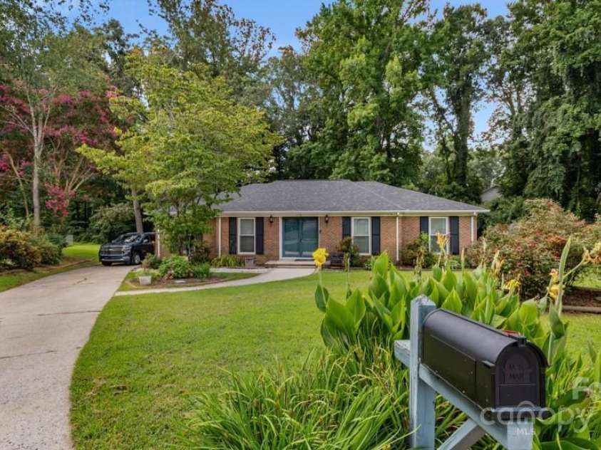 1718 Candlewood Court, High Point, NC 27265.  MLS# CAR4285098, YatesRealty ID 29039. 