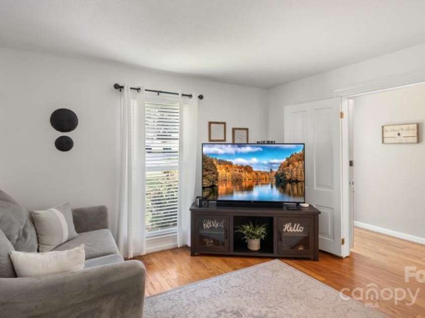 1718 Candlewood Court, High Point, NC 27265.  MLS# CAR4285098, YatesRealty ID 29039. 