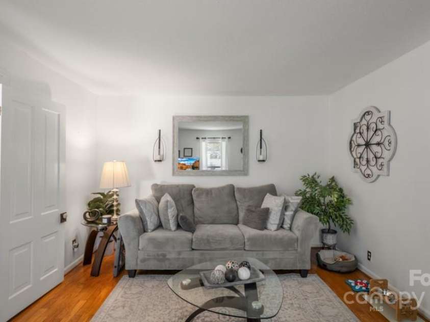 1718 Candlewood Court, High Point, NC 27265.  MLS# CAR4285098, YatesRealty ID 29039. 