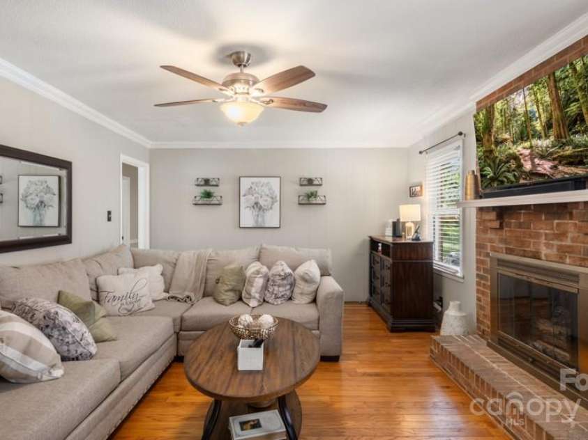 1718 Candlewood Court, High Point, NC 27265.  MLS# CAR4285098, YatesRealty ID 29039. 