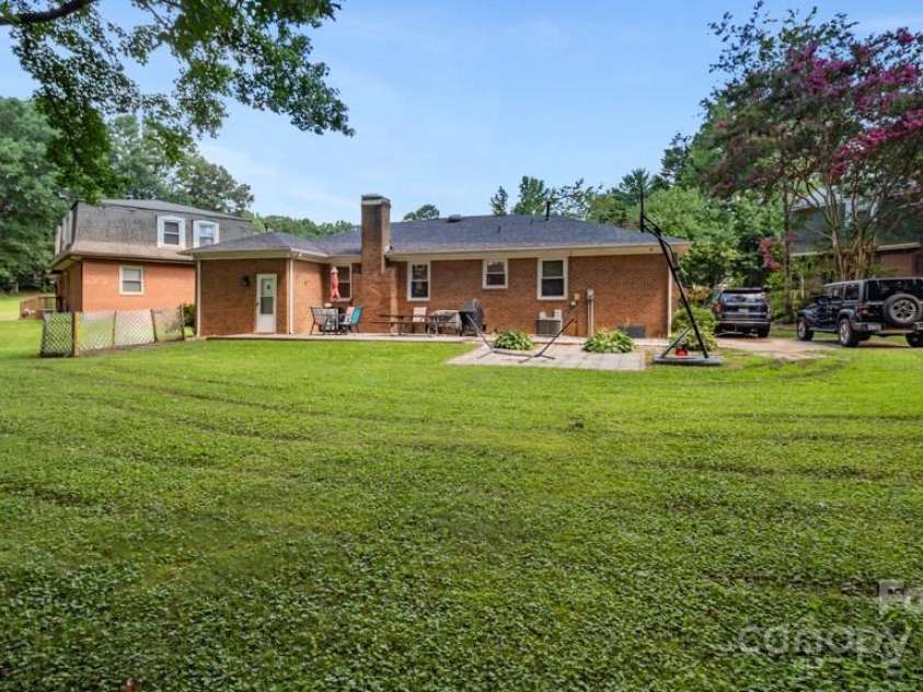 1718 Candlewood Court, High Point, NC 27265.  MLS# CAR4285098, YatesRealty ID 29039. 