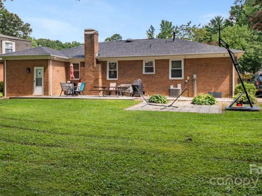 1718 Candlewood Court, High Point, NC 27265.  MLS# CAR4285098, YatesRealty ID 29039. 