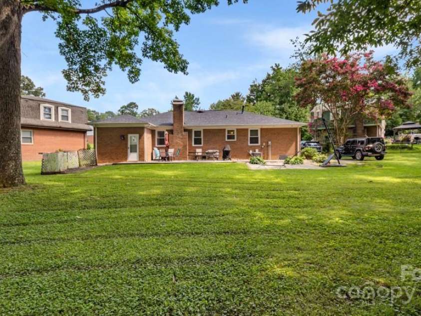 1718 Candlewood Court, High Point, NC 27265.  MLS# CAR4285098, YatesRealty ID 29039. 