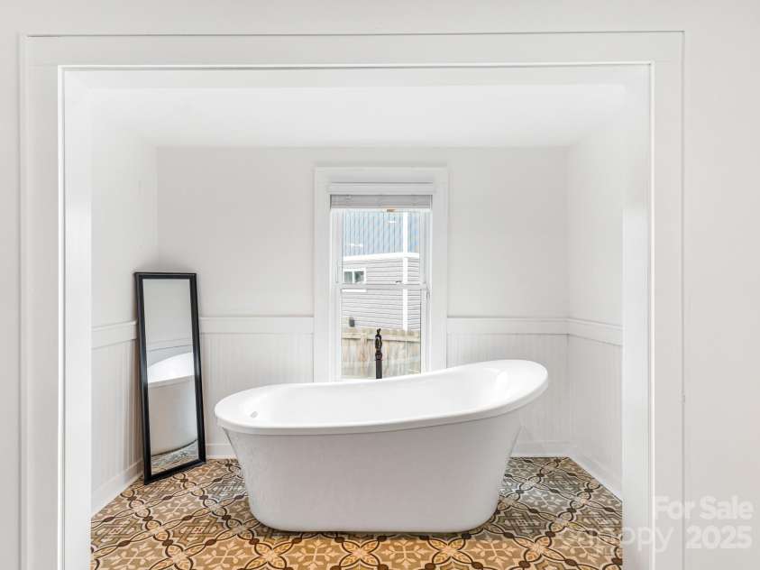 761 Main Street, Canton, NC 28716.  MLS# CAR4281762, YatesRealty ID 2904. Huge soaker tub