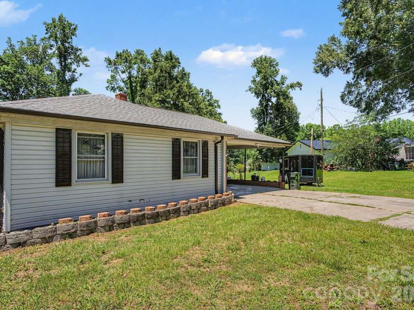 101 Charles Street, Cherryville, NC 28021.  MLS# CAR4385889, YatesRealty ID 29040. 