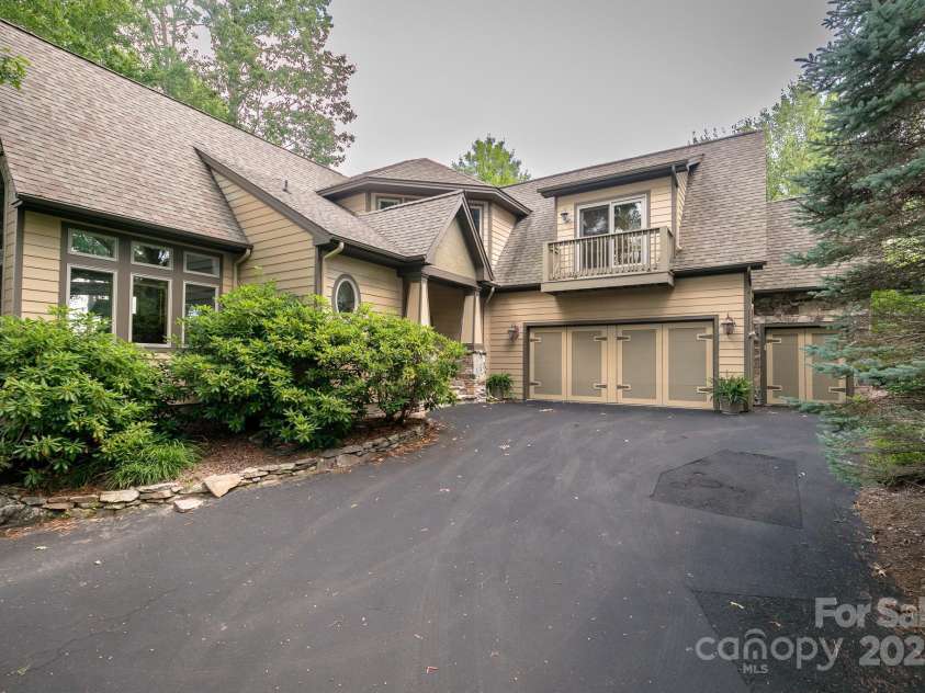 456 Spring House Drive, Burnsville, NC 28714.  MLS# CAR4285583, YatesRealty ID 29041. 