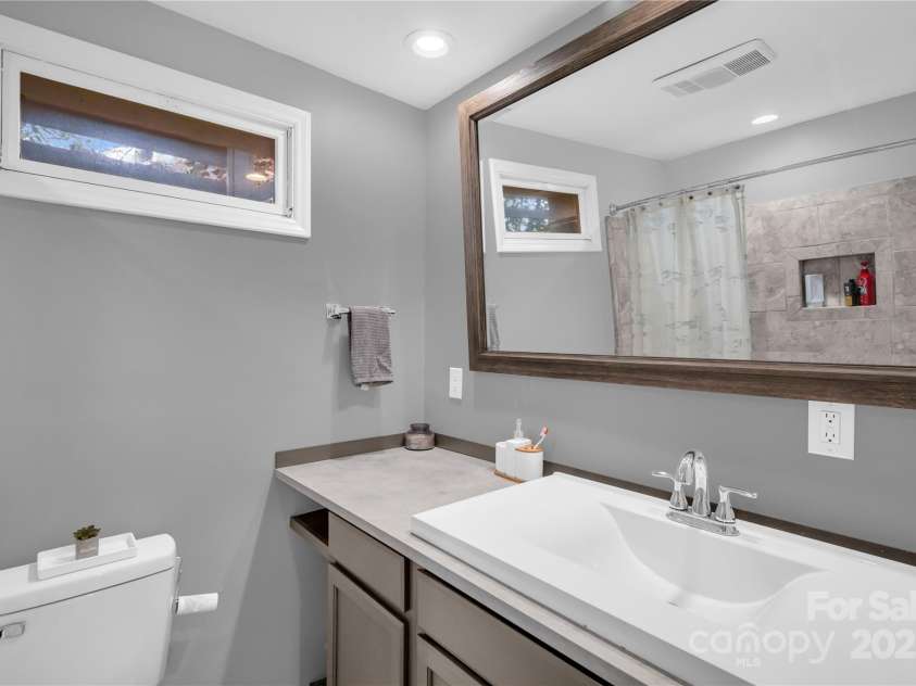 620 Glenview Road, Newland, NC 28657.  MLS# CAR4332877, YatesRealty ID 29044. 