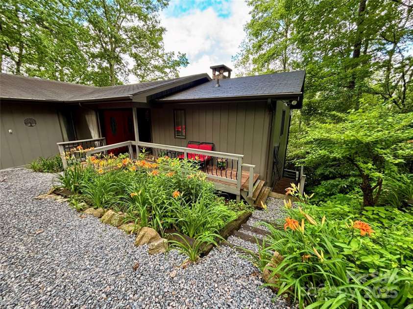 620 Glenview Road, Newland, NC 28657.  MLS# CAR4332877, YatesRealty ID 29044. Summer entrance