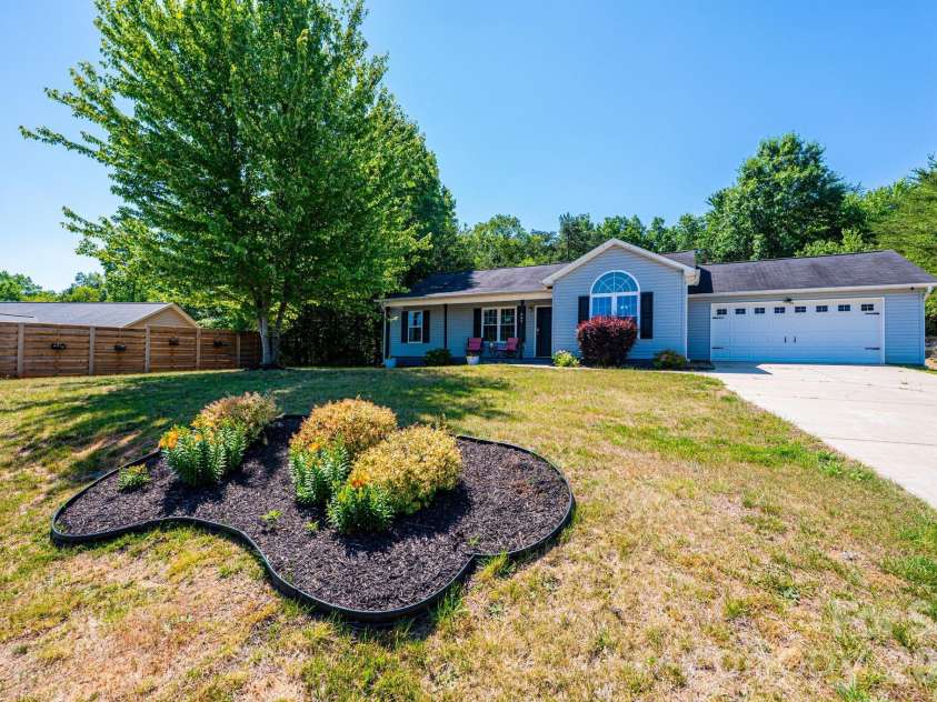 205 Winding Cedar Drive, Statesville, NC 28677.  MLS# CAR4386333, YatesRealty ID 29046. 
