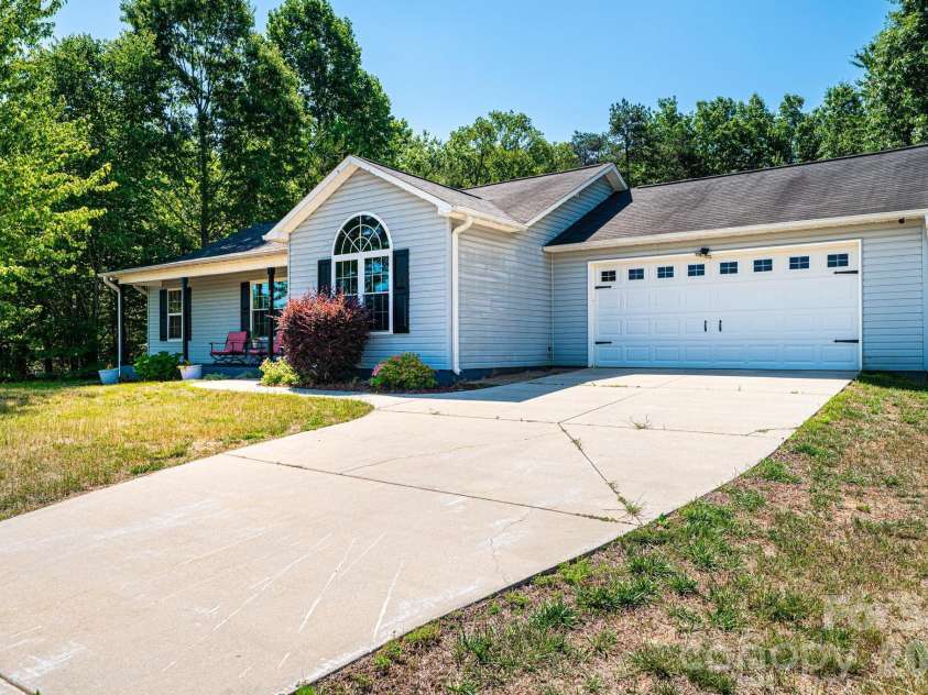 205 Winding Cedar Drive, Statesville, NC 28677.  MLS# CAR4386333, YatesRealty ID 29046. 
