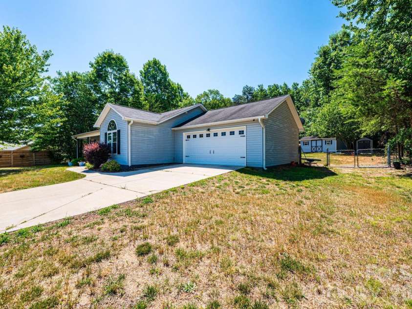 205 Winding Cedar Drive, Statesville, NC 28677.  MLS# CAR4386333, YatesRealty ID 29046. 