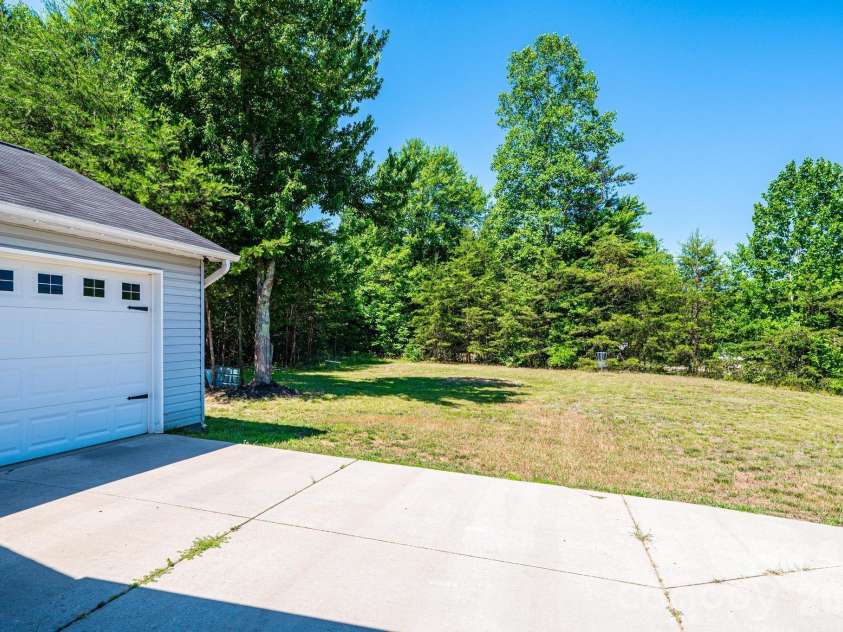 205 Winding Cedar Drive, Statesville, NC 28677.  MLS# CAR4386333, YatesRealty ID 29046. 