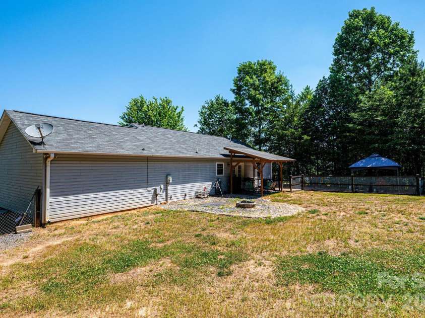 205 Winding Cedar Drive, Statesville, NC 28677.  MLS# CAR4386333, YatesRealty ID 29046. 