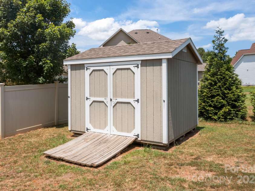 955 Brookdale Lane, Stanley, NC 28164.  MLS# CAR4287071, YatesRealty ID 29046. 