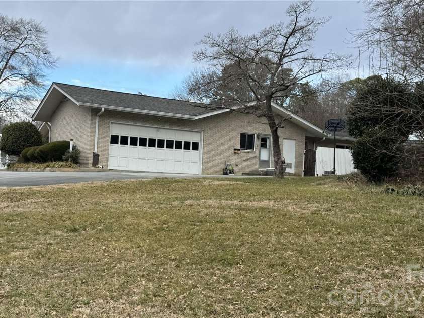 938 Sandswood Drive, Gastonia, NC 28054.  MLS# CAR4340144, YatesRealty ID 2905. 