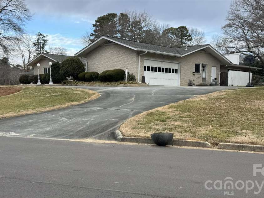 938 Sandswood Drive, Gastonia, NC 28054.  MLS# CAR4340144, YatesRealty ID 2905. 