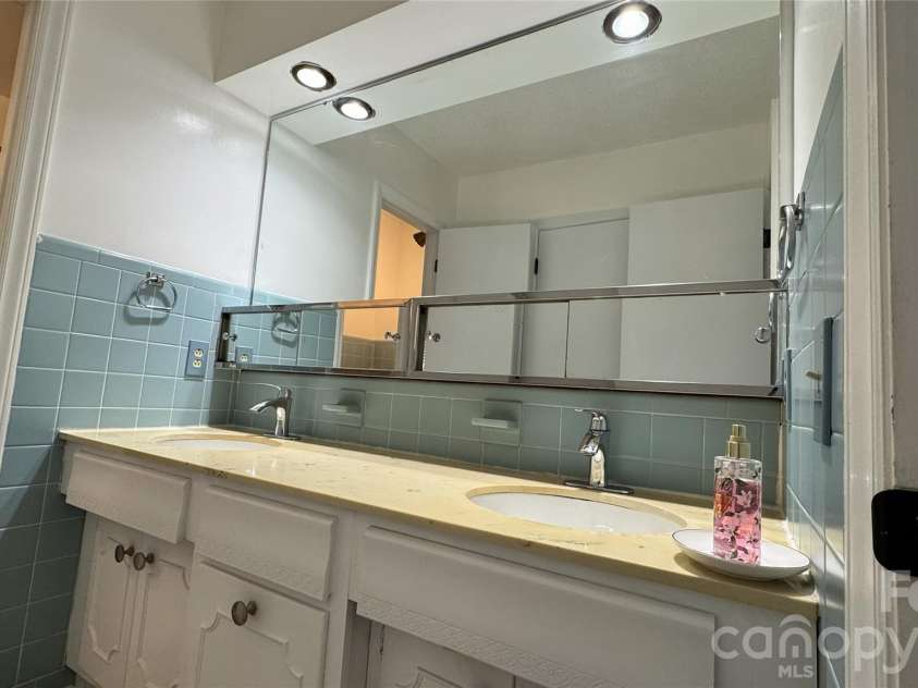 938 Sandswood Drive, Gastonia, NC 28054.  MLS# CAR4340144, YatesRealty ID 2905. 