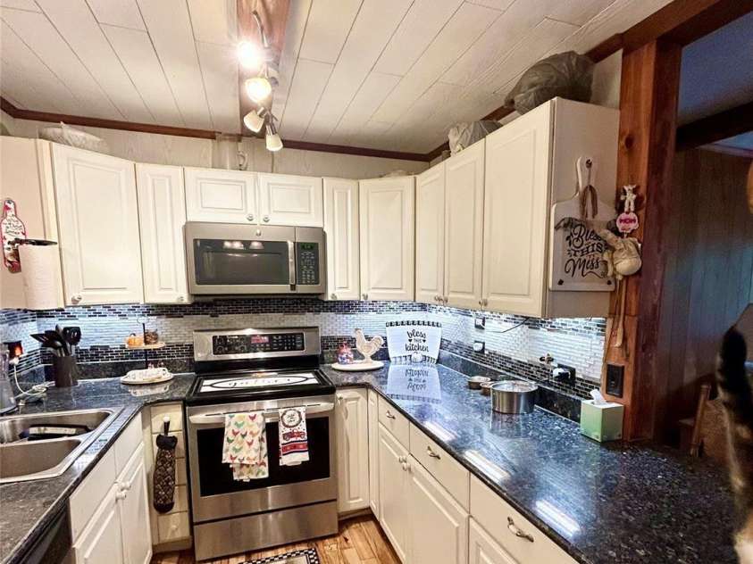 12 Elk Way, Maggie Valley, NC 28751.  MLS# CAR4286443, YatesRealty ID 29051. Kitchen