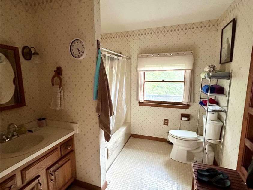 12 Elk Way, Maggie Valley, NC 28751.  MLS# CAR4286443, YatesRealty ID 29051. Primary Bedroom Bath